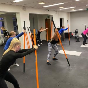 Stick Mobility -harjoitteita salissa