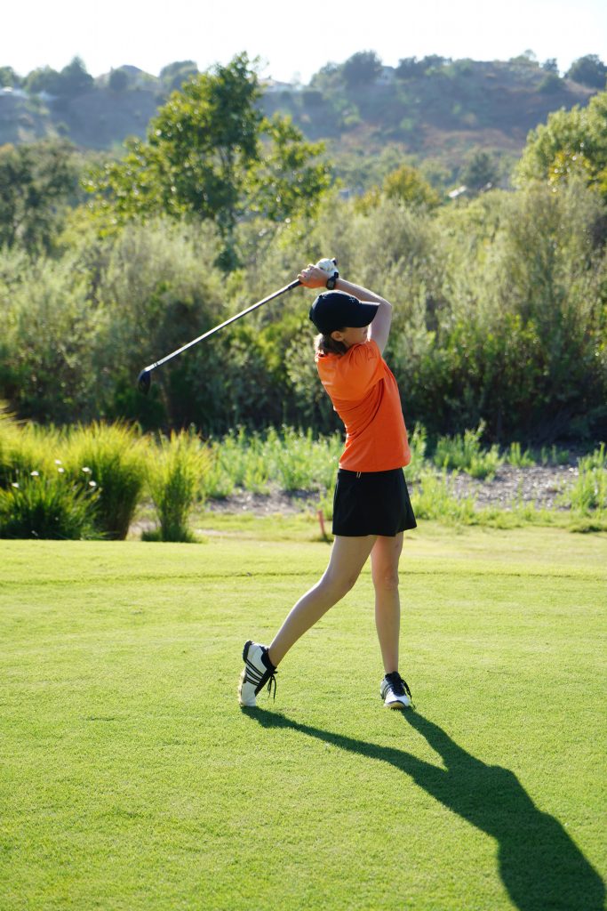 Nainen pelaa golfia